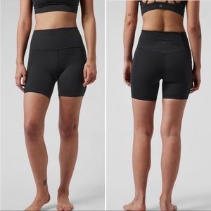 Athleta Salutation Stash 5 Short Black